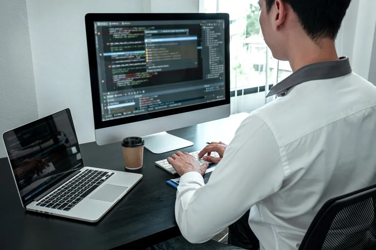 Freelance developer weighing framework and database choices for a client project